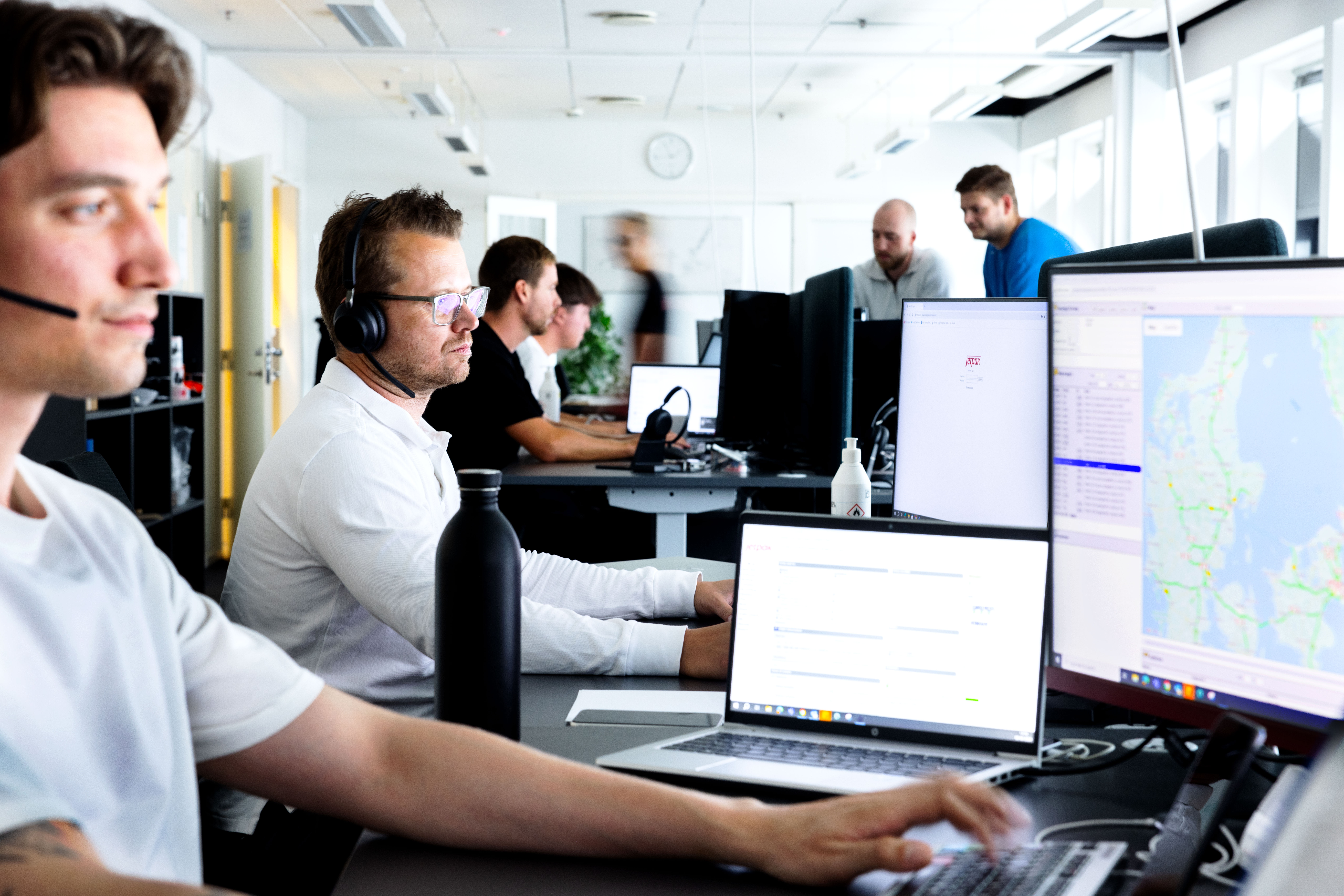 Work with us | The world's fastest courier | Jetpak®